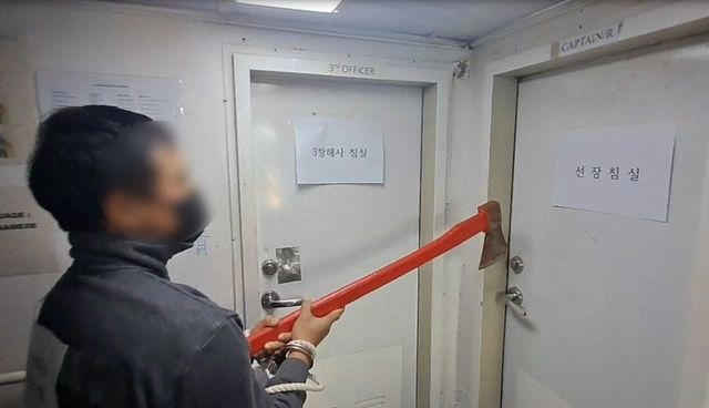 선상 난동 현장 검증하는 베트남인 선원. 사진 부산해양경찰서