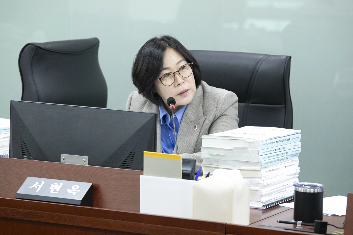 서현옥 의원이 17일 열린 2025년도 미래과학협력위원회 행정종합사무감사에서 피감기관을 상대로 질의하고 있다.(사진=경기도의회)