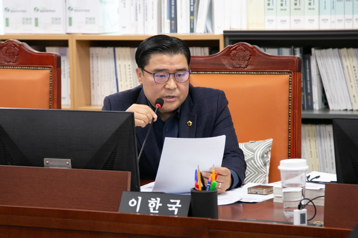 이한국 의원이 17일 진행된 경기콘텐츠진흥원ㆍDMZ국제다큐멘터리영화제 행정사무감사에서 피감기관을 상대로 질의하고 있다.(사진=경기도의회)