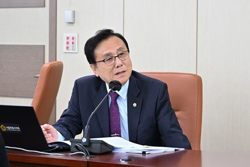 강석주 의원이 시민건강국 관련기관 행정사무감사에서 질의하고 있다.