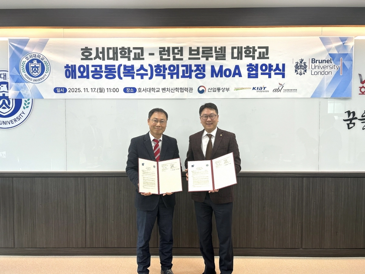강준모 호서대 부총장(오른쪽)와 이하빈 런던브루넬대 교수가 업무협약을 체결하고 있다. 호서대 제공