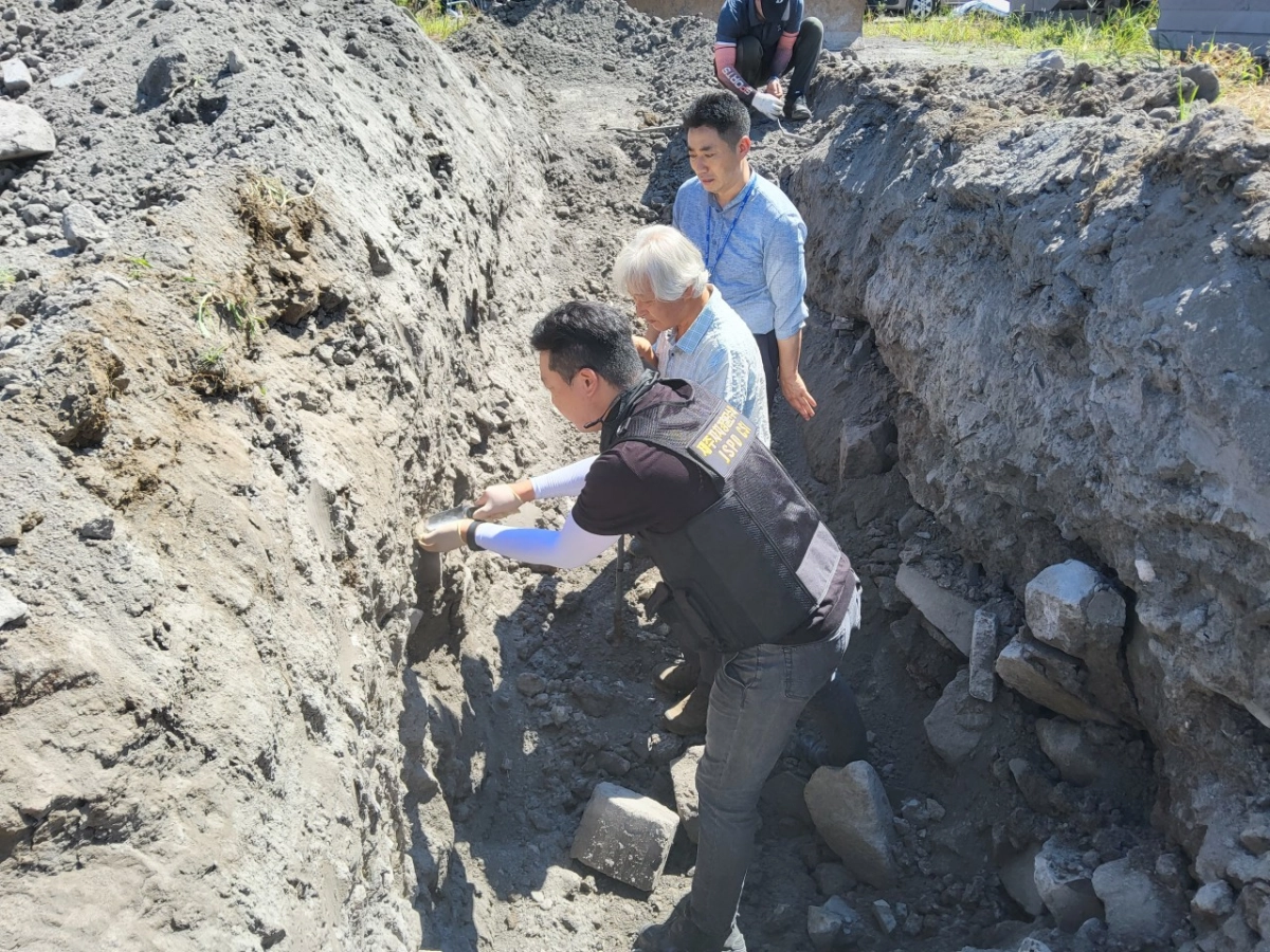 제주도 자치경찰단은 지하수보호구역에서 10년간 폐석재와 석재폐수처리오니를 불법 매립한 70대 석재업체 대표를 폐기물관리법 위반 혐의로 구속했다. 사진은 자치경찰단 현장 조사 모습. 제주도자치경찰단 제공
