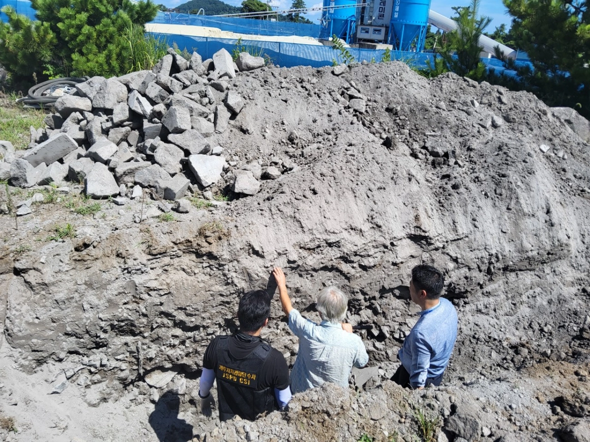 폐석재와 석재폐수처리오니 불법매립 현장. 제주도자치경찰단 제공