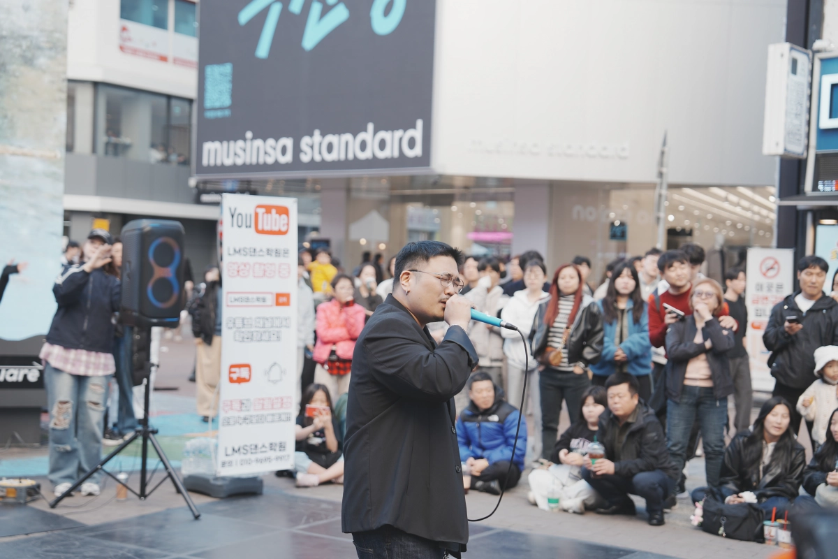 가수 제이디(JD·이창현)이 지난 16일 대구 동성로 28아트스퀘어에서 열린 ‘LMS 댄스 버스킹 in 동성로’에서 축하공연을 하고 있다. 대구경북스트릿댄스협회 제공