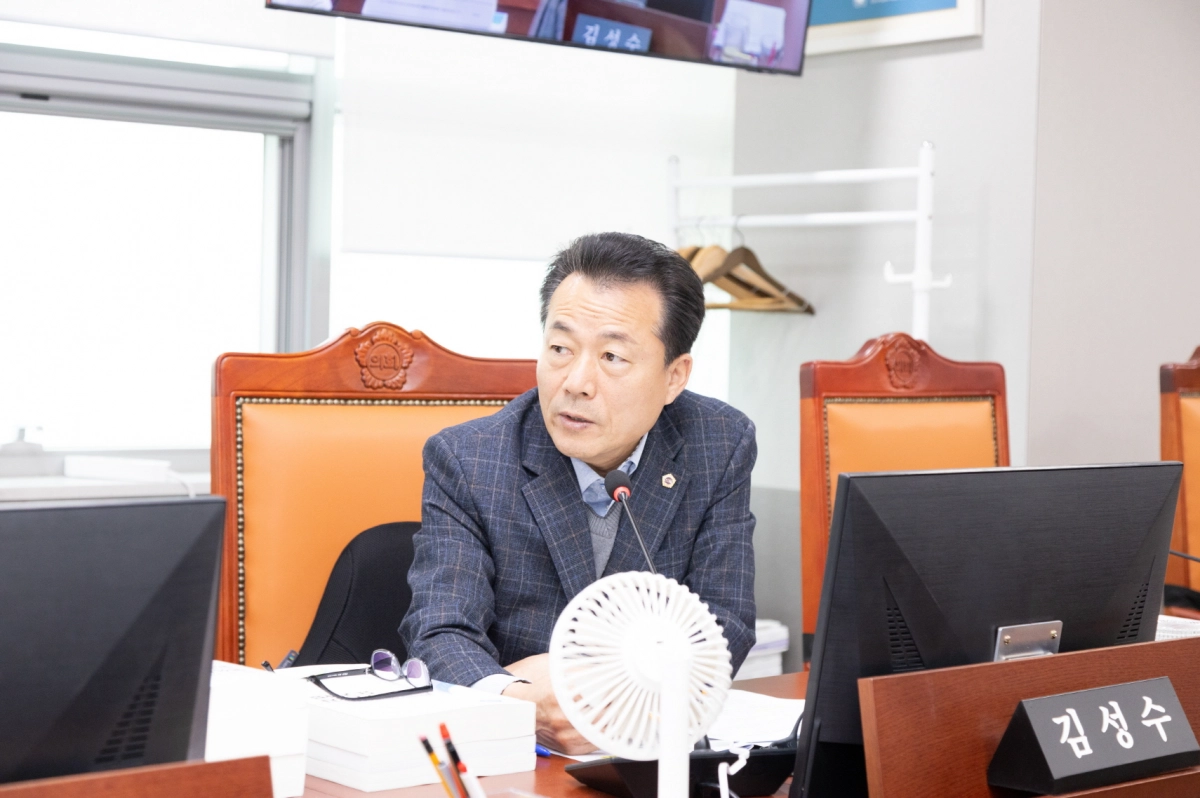 김성수 의원이 17일 열린 건설교통위원회 소관 2025년도 행정사무감사 종합감사에서 피감기관을 상대로 질의하고 있다.(사진=경기도의회)