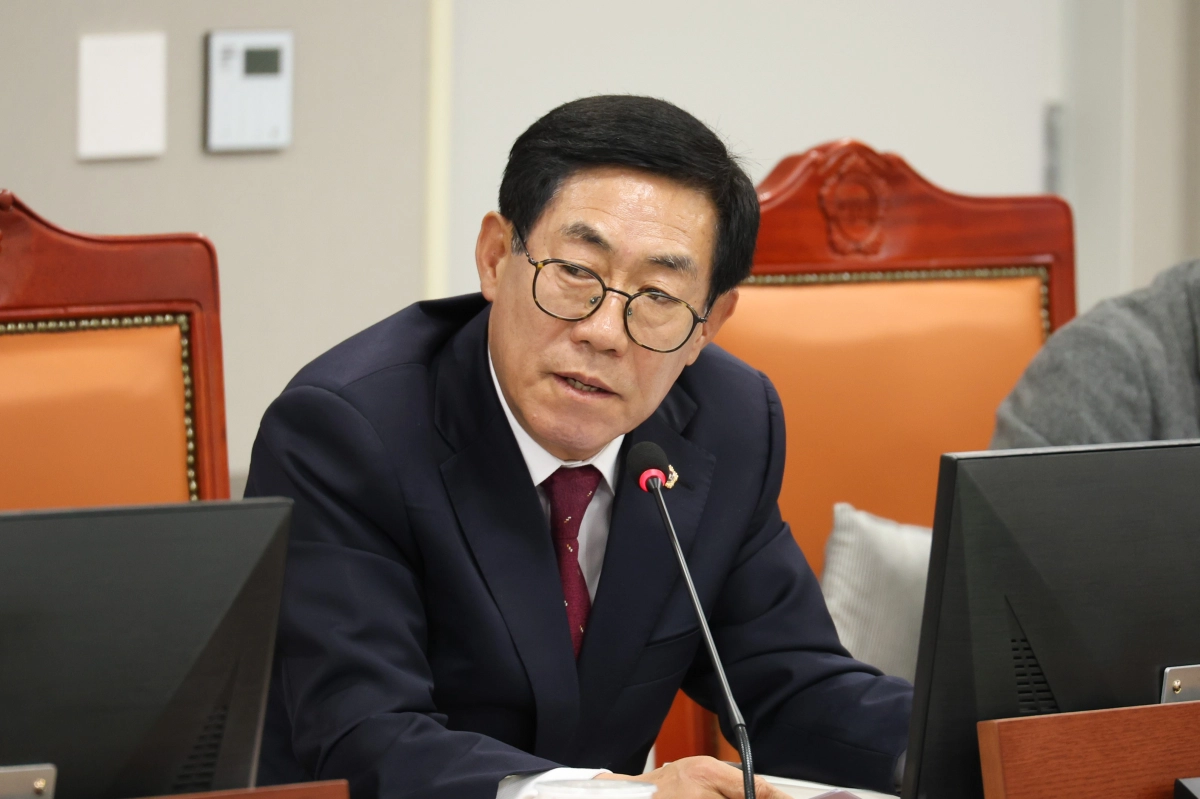 박명수 의원이 17일 수자원본부 행정사무감사에서 피감기관을 상대로 질의하고 있다.(사진=경기도의회)