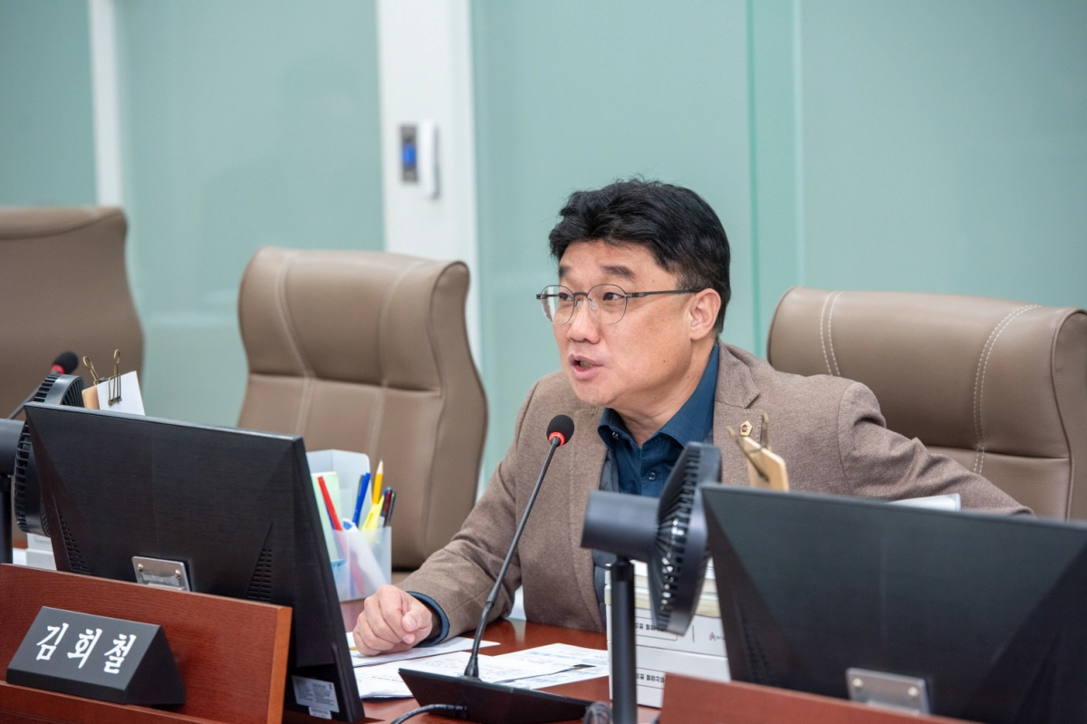 김회철 의원이 17일 열린 경기도교육청 지역교육국, 지방공무원인사과 등 대상 행정사무감사에서 피감기관을 상대로 질의하고 있다.(사진=경기도의회)