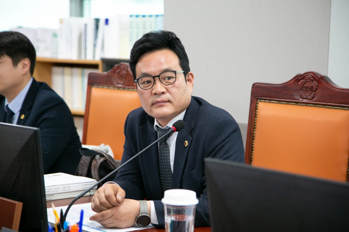 이학수 의원이 11월 17일 경기콘텐츠진흥원을 대상으로 한 행정사무감사에서 피감기관을 상대로 질의하고 있다.(사진=경기도의회)