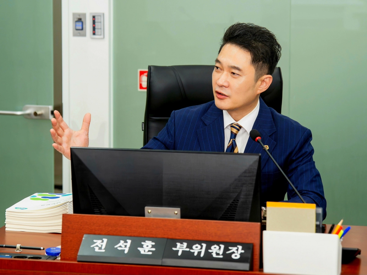 전석훈 의원이 17일 열린 행정사무감사 종합감사에서 피감기관을 상대로 질의하고 있다.(사진=경기도의회)