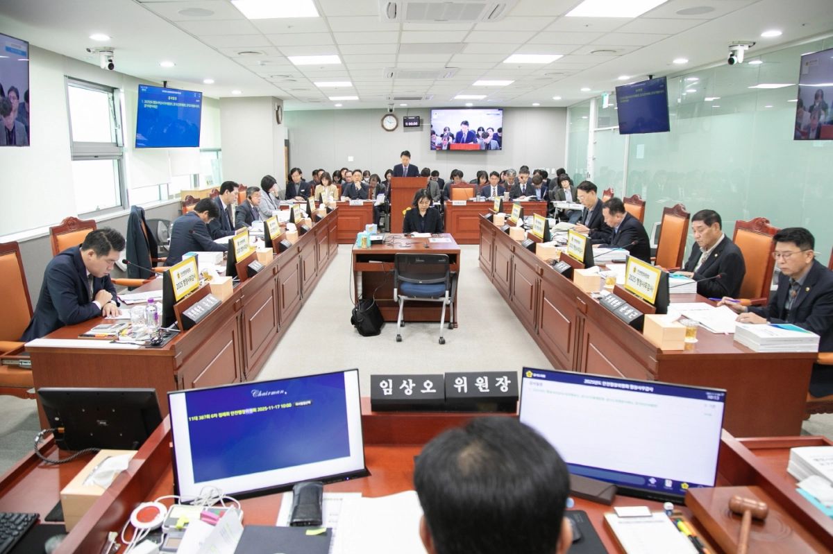 안전행정위원회가 17일 자치행정국, 경기푸른미래관, 경기도자원봉사센터, 인재개발원을 대상으로 한 2025 행정감사를 진행하고 있다.