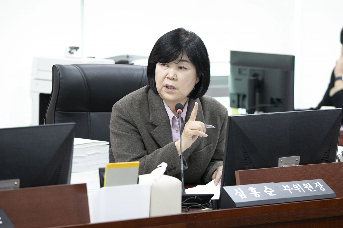 심홍순 의원이 행정사무감사 종합감사에서 피감기관을 상대로 질의하고 있다.(사진=경기도의회)