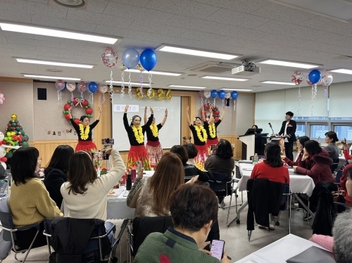 지난해 서울 구로구의 구로 평생학습 한마당에서 참가자들이 무대를 선보이고 있다.   구로구 제공