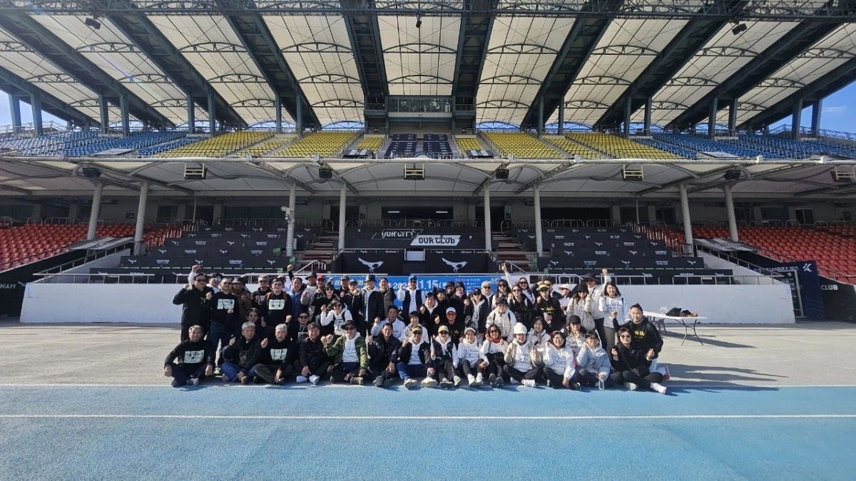 성남시 협회장기 탄천 걷기대회 완주 후 참가자들이 탄천종합운동장 육상 트랙에서 기념사진을 촬영하고 있다. 성남시 걷기협회 제공