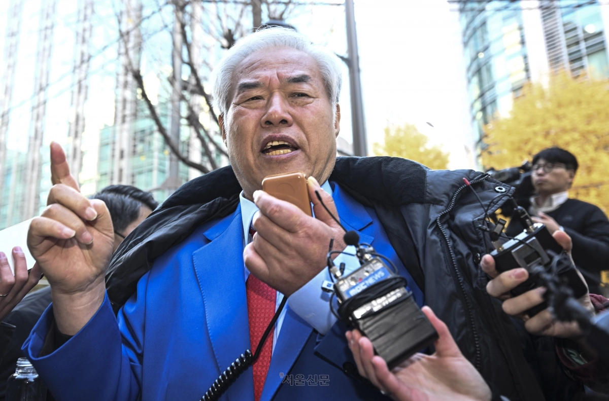 전광훈 사랑제일교회 목사가 18일 서울 종로구 서울경찰청에서 피의자 신분 조사를 받기 위한 출석을 앞두고 입장을 밝히고 있다. 2025.11.18 이지훈 기자