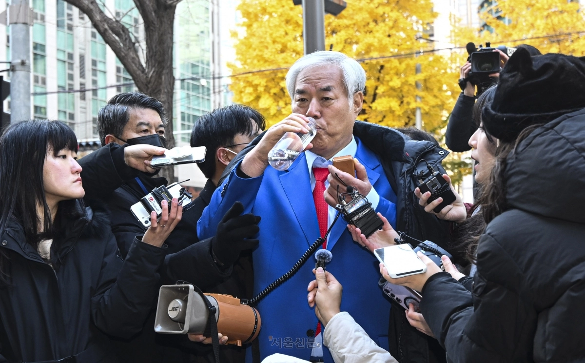 전광훈 사랑제일교회 목사가 18일 서울 종로구 서울경찰청에서 피의자 신분 조사를 받기 위한 출석을 앞두고 입장을 밝히고 있다. 2025.11.18 이지훈 기자