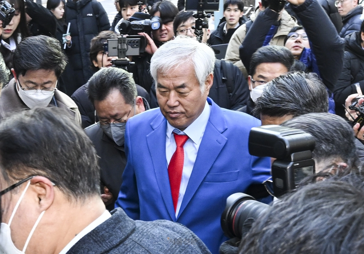 전광훈 사랑제일교회 목사가 18일 서울 종로구 서울경찰청으로 피의자 신분 조사를 받기 위해 출석하고 있다. 2025.11.18 이지훈 기자