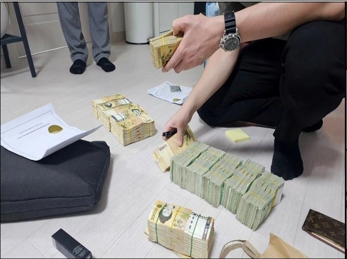 자금세탁 조직 검거 현장에서 압수한 현금다발. 부산 중부경찰서 제공