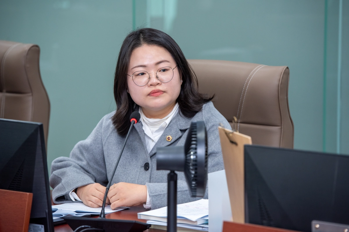 이자형 의원이 17일 경기도교육청 지방공무원인사과, 지역교육국, 학생교육원, 4.16생명안전교육원을 대상으로 진행한 행정사무감사에서 피감기관을 상대로 질의하고 있다.(사진=경기도의회)