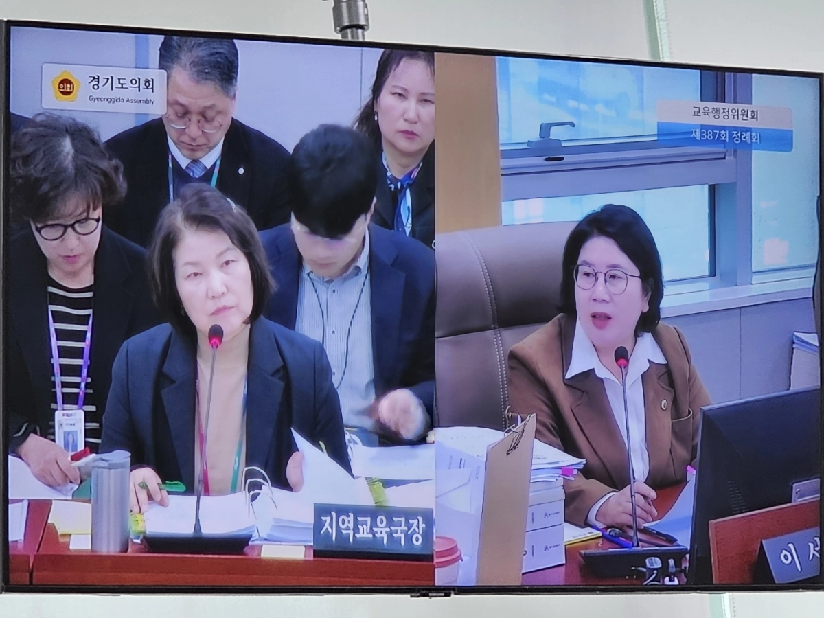 이서영 의원이 17일 열린 경기도교육청 지역교육국 행정사무감사에서 피감기관을 상대로 질의하고 있다.(사진=경기도의회)
