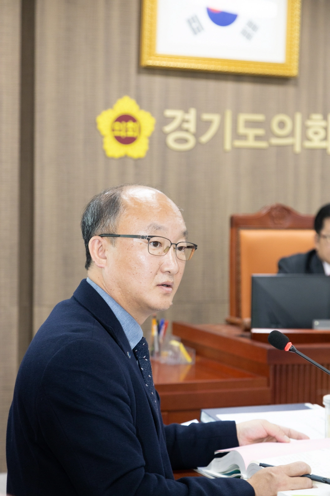 김동영 의원이 17일 열린 2025년도 행정사무감사 종합감사에서 피감기관을 상대로 질의하고 있다.(사진=경기도의회)