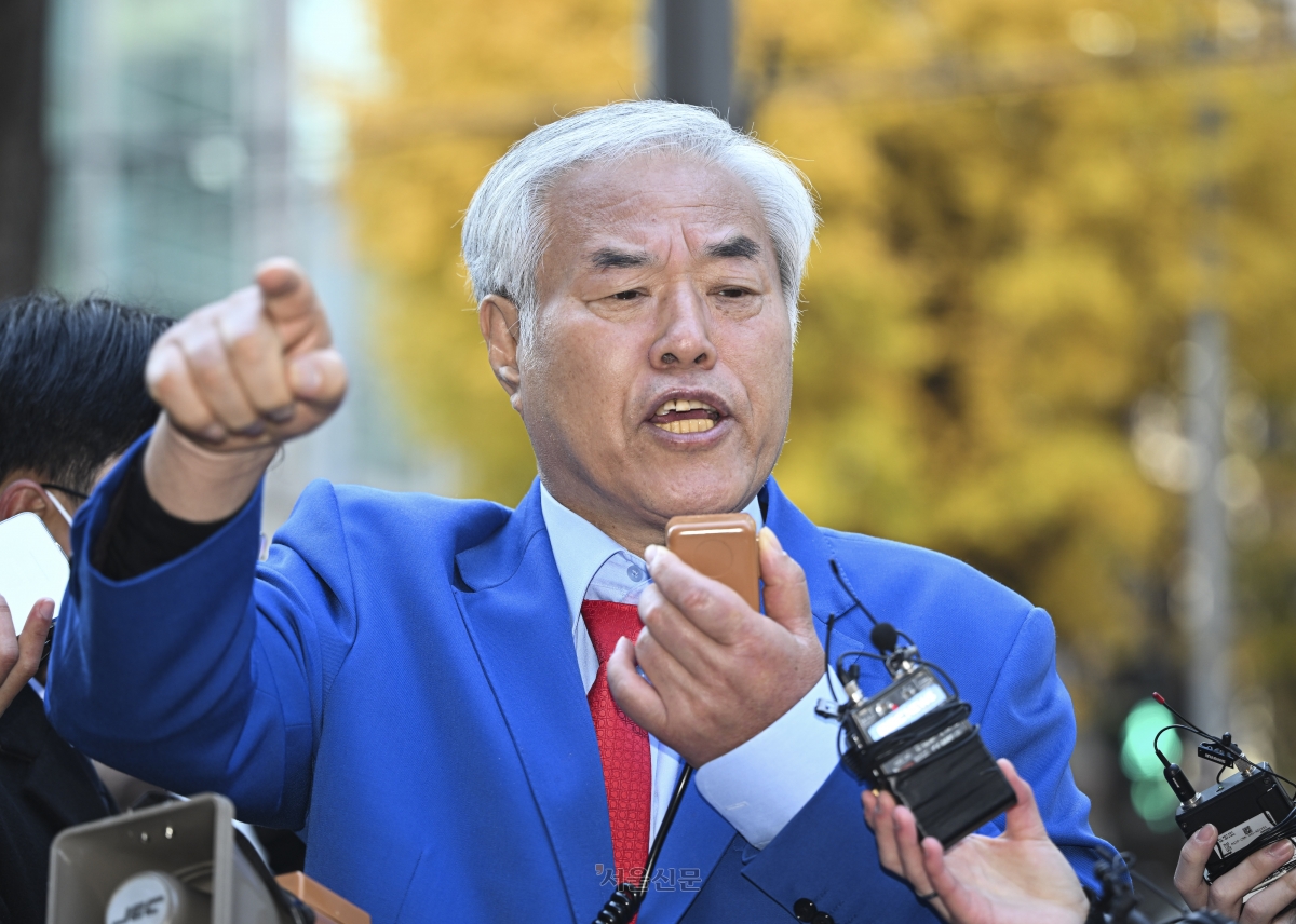 전광훈 사랑제일교회 목사가 18일 서울 종로구 서울경찰청에서 피의자 신분 조사를 받기 위한 출석을 앞두고 입장을 밝히고 있다. 2025.11.18 이지훈 기자