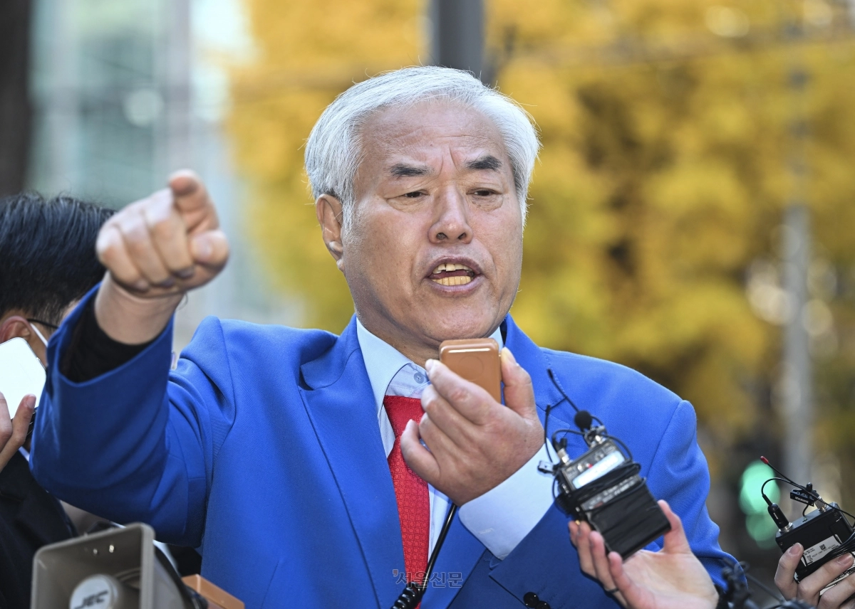 전광훈 사랑제일교회 목사가 18일 서울 종로구 서울경찰청에서 피의자 신분 조사를 받기 위한 출석을 앞두고 입장을 밝히고 있다. 2025.11.18 이지훈 기자