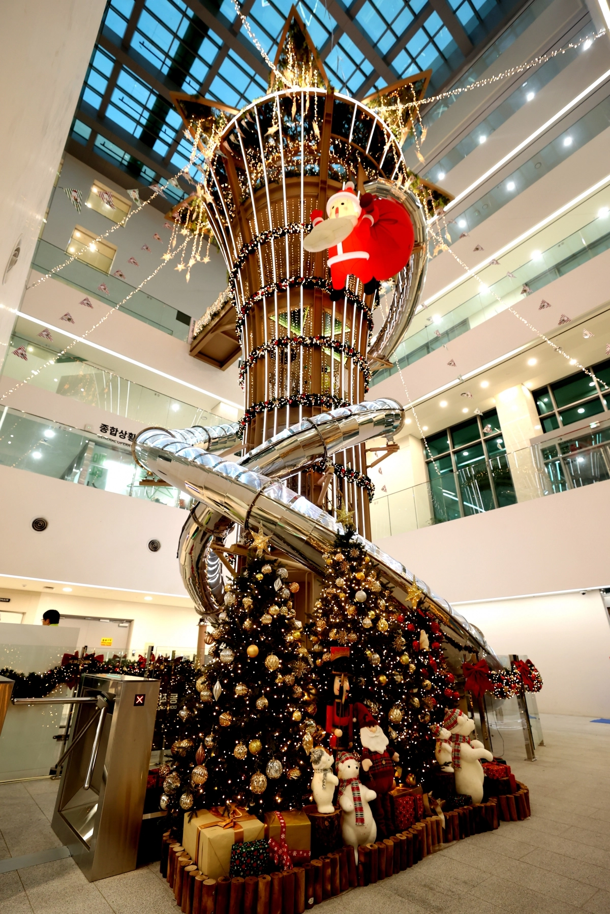 초대형 크리스마스 트리로 새롭게 단장한 서울 동작구의 대형 미끄럼틀 ‘동작스타’. 동작구 제공