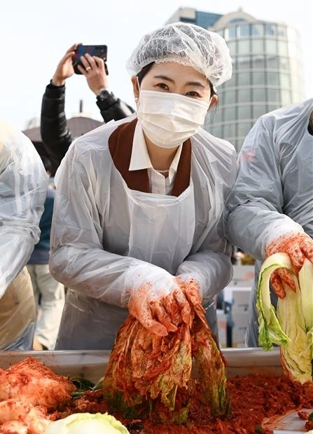 지난 17일 ‘2025 가락시장 김장나눔 시민대축제’에 참석한 구미경 의원