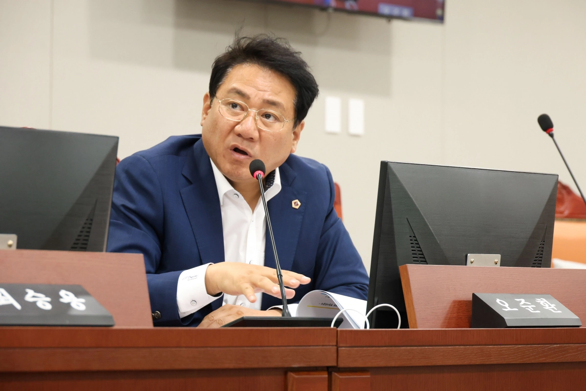 오준환 의원이 17일 보건환경연구원 대상으로 한 2025년도 행정사무감사에서 피감기관을 상대로 질의하고 있다.(사진=경기도의회)