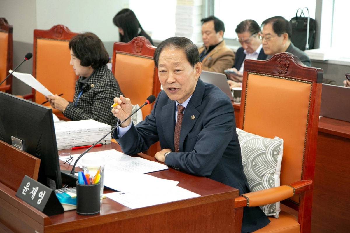 윤재영 의원이 17일 실시된 경기콘텐츠진흥원과 DMZ다큐멘터리영화제 2025년도 행정사무감사에서 피감기관을 상대로 질의하고 있다.(사진=경기도의회)