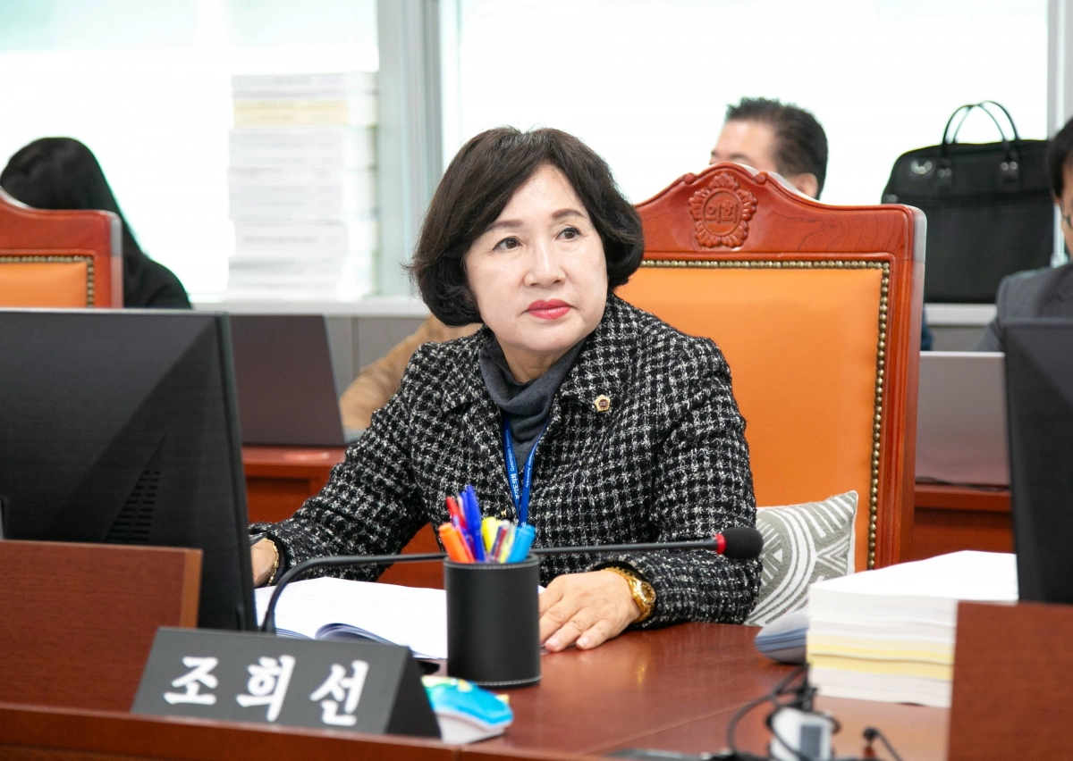 조희선 의원이 17일 실시된 DMZ국제다큐멘터리영화제 2025년도 행정사무감사에서 피감기관을 상대로 질의하고 있다.(사진=경기도의회)