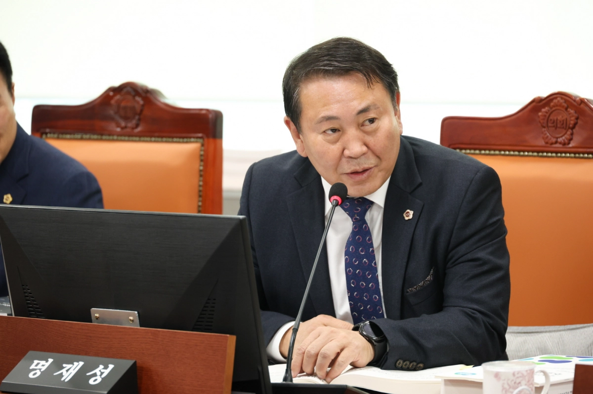 명재성 의원이 17일 보건환경연구원 행정사무감사에서 피감기관을 상대로 질의하고 있다.(사진=경기도의회)