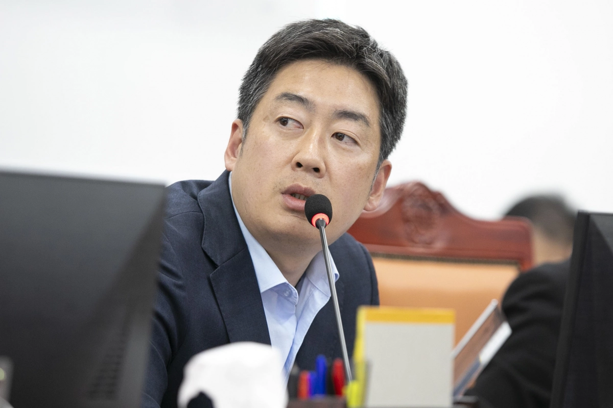 박진영 의원이 14일 기획조정실 종합 행정사무감사에서 피감기관을 상대로 질의하고 있다.(사진=경기도의회)