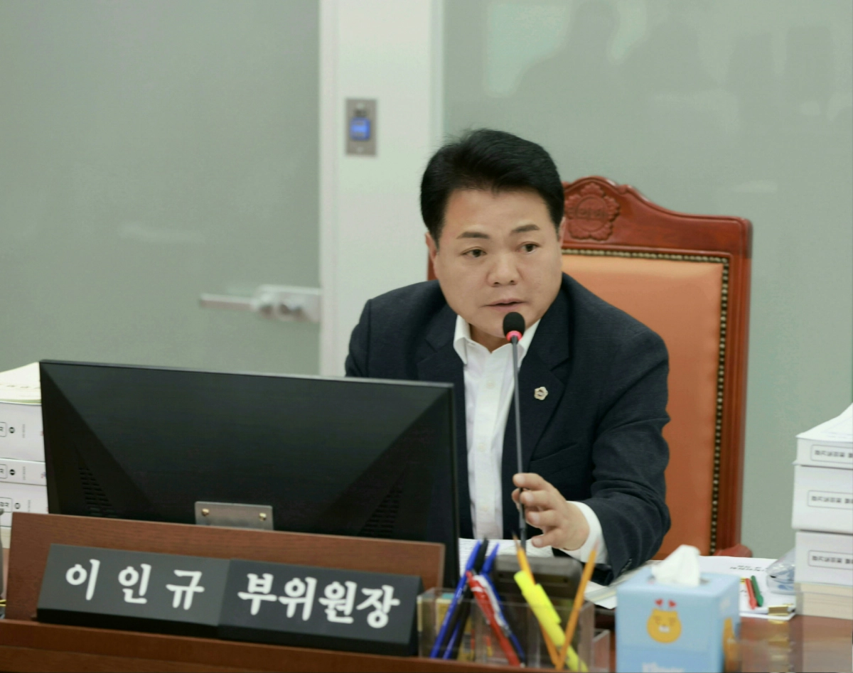 이인규 의원이 17일 열린 2025년도 행정사무감사에서 피감기관을 상대로 질의하고 있다.(사진=경기도의회)