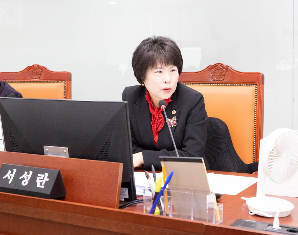 서성란 의원이 17일 열린 2025년 행정사무감사 종합감사에서 피감기관을 상대로 질의하고 있다.(사진=경기도의회)