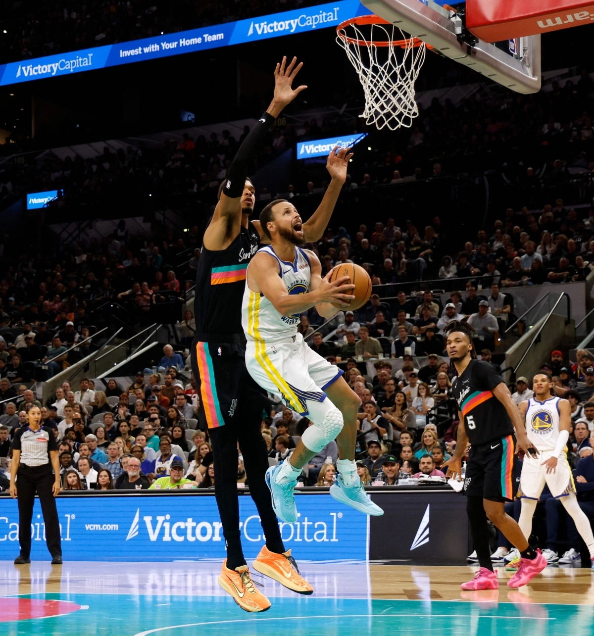 샌안토니오 스퍼스 빅토르 웸반야마가 13일(한국시간) 미국 텍사스주 샌안토니오의 프로스트 뱅크 센터에서 열린 2025~26 미국 프로농구(NBA) 서부 콘퍼런스 정규시즌 골든스테이트 워리어스와의 홈 경기에서 스테픈 커리를 막고 있다. AFP 연합뉴스