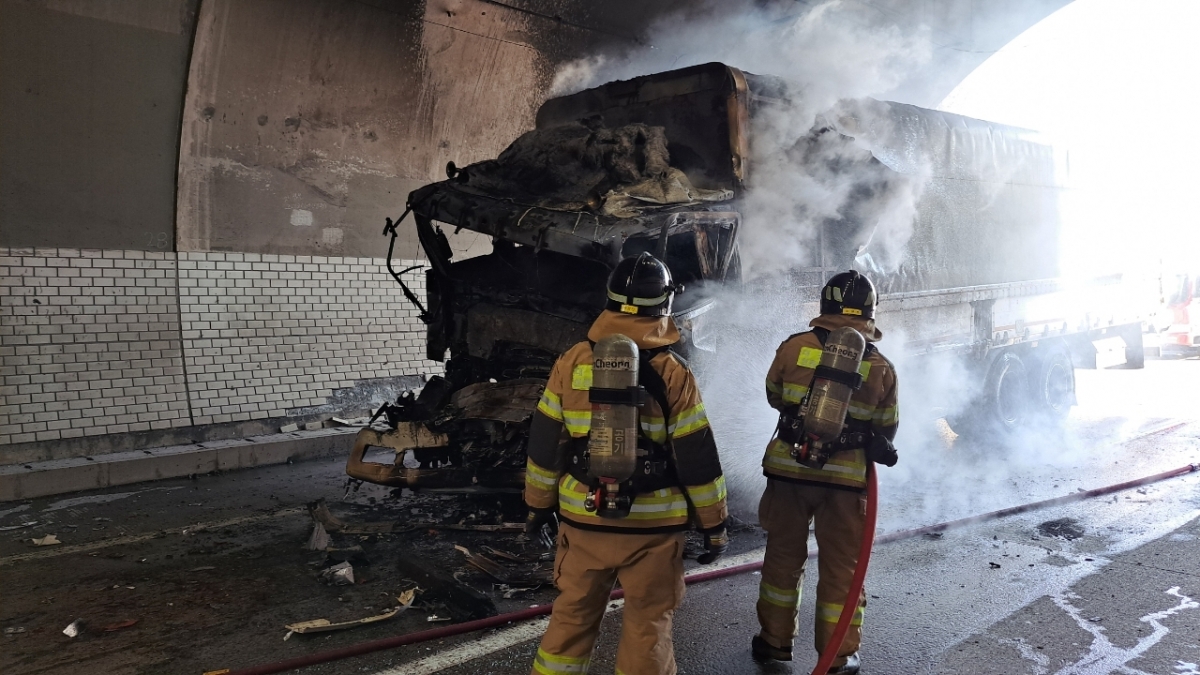 18일 낮 12시 34분쯤 중부내륙고속도로 고령 2터널에서 주행 중이던 화물차 3대가 잇따라 추돌한 뒤 화재가 발생했다. 2025.11.18 뉴시스