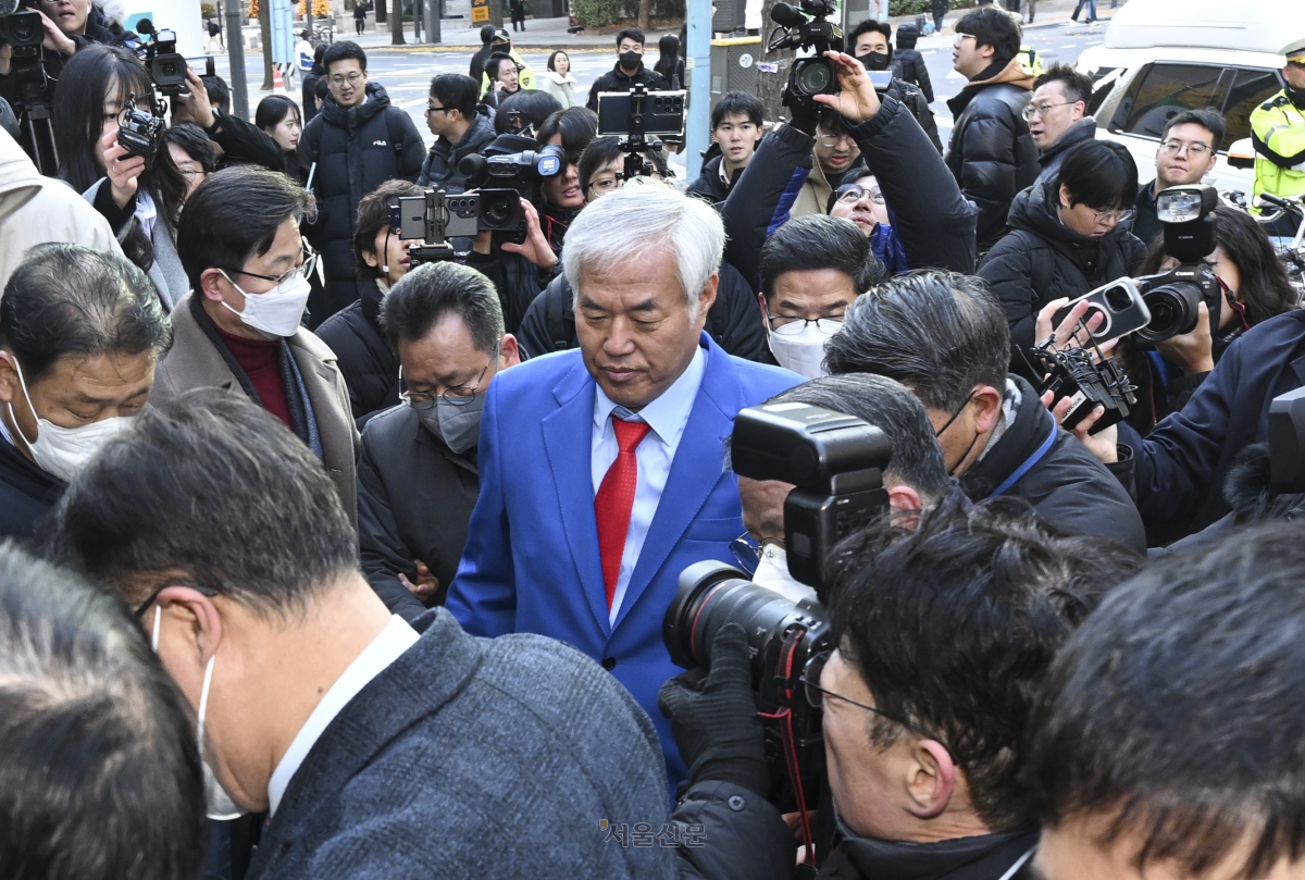 전광훈 사랑제일교회 목사가 18일 서울 종로구 서울경찰청으로 피의자 신분 조사를 받기 위해 출석하고 있다. 2025.11.18 이지훈 기자