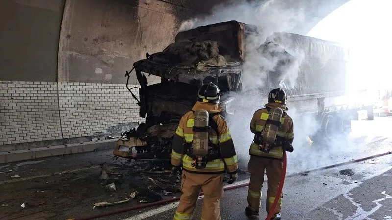 18일 낮 중부내륙고속도로 고령2터널 안에서 추돌사고로 불이 나 한 명이 숨졌다. 경북소방본부 제공