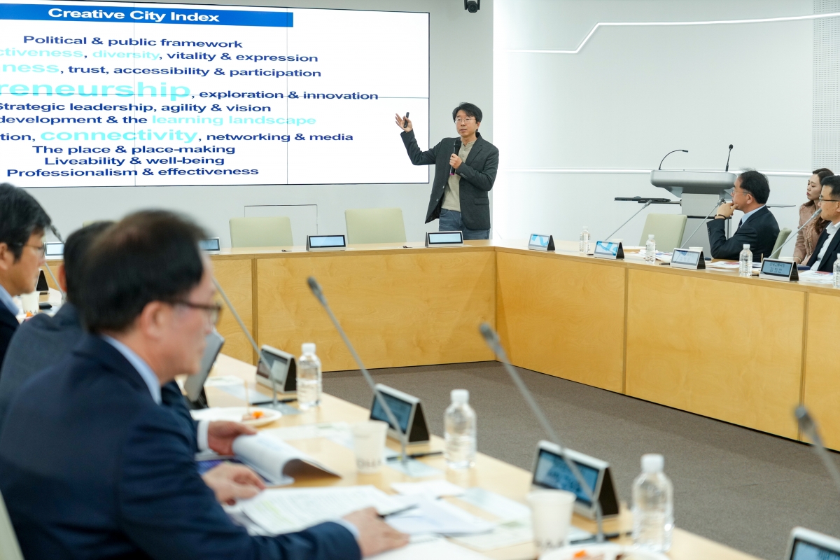 제주도가 ‘로컬브랜드 페어 2025’의 ‘로컬브랜드 어워즈’에서 올해 신설된 ‘올해의 로컬지자체상’을 수상한다. 사진은  최도인 메타기획컨설팅 본부장이 지난 3월 25일 도청 한라홀에서 열린 ‘크리에이터 경제생태계: 사례와 모색’이라는 주제발표를 하는 모습. 제주도 제공