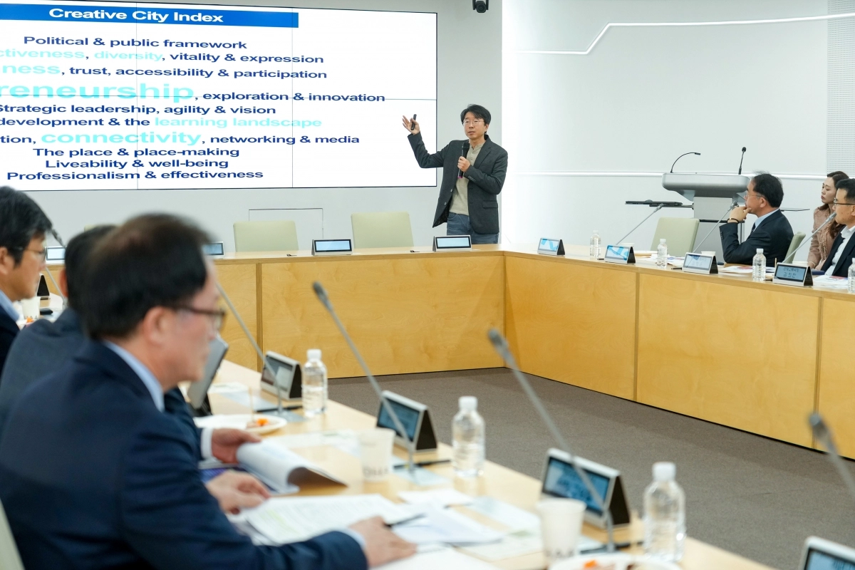 제주도가 ‘로컬브랜드 페어 2025’의 ‘로컬브랜드 어워즈’에서 올해 신설된 ‘올해의 로컬지자체상’을 수상한다. 사진은  최도인 메타기획컨설팅 본부장이 지난 3월 25일 도청 한라홀에서 열린 ‘크리에이터 경제생태계: 사례와 모색’이라는 주제발표를 하는 모습. 제주도 제공