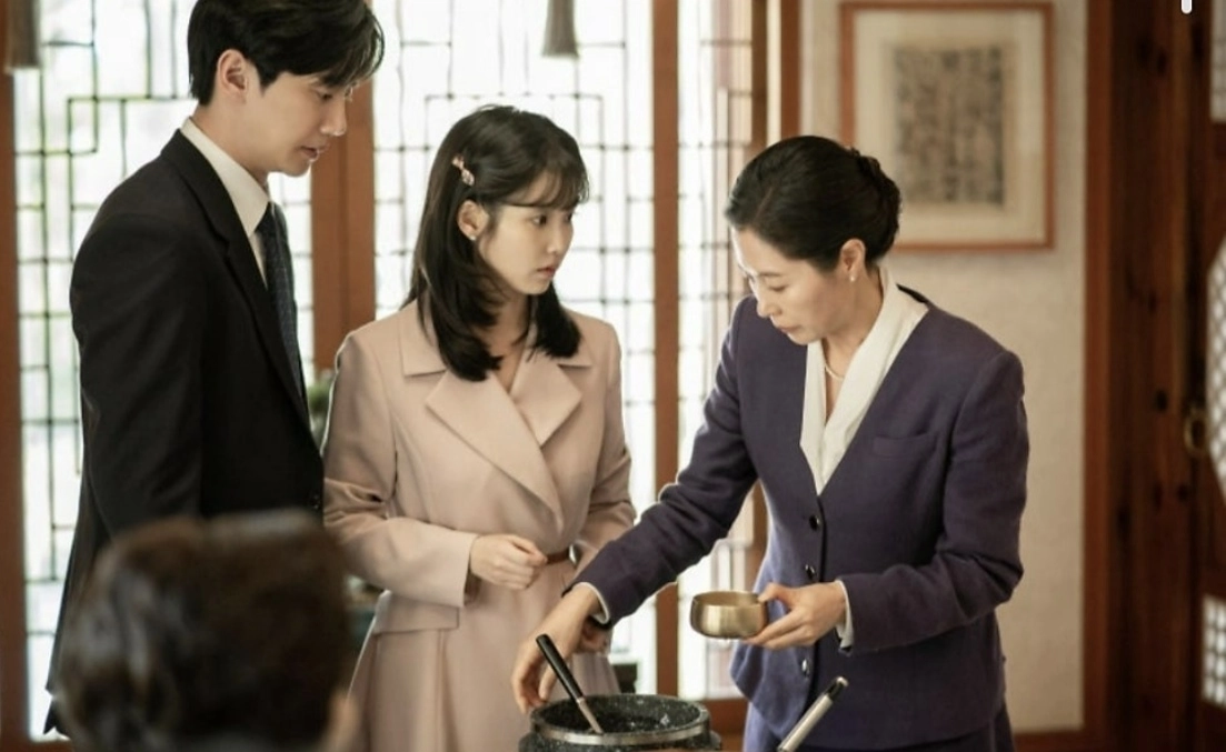 넷플릭스 드라마 ‘폭싹 속았수다’ 속 상견례 장면. 주인공 은명(아이유)의 부모는 예비신랑이었던 영범(이준영)의 어머니가 은명을 하대하는 듯한 태도에 상처받아 상견례 직후 파혼을 통보한다. 기사와 관련없음. 자료 : 넷플릭스