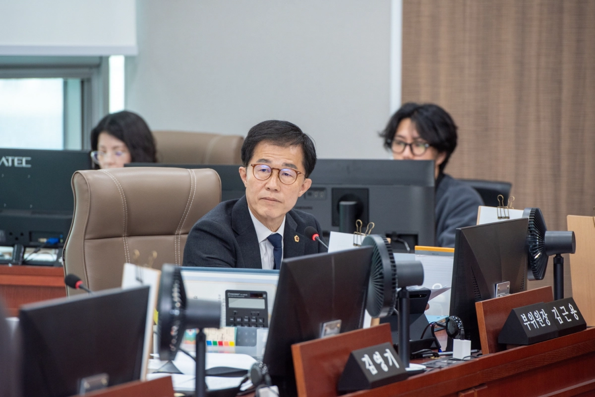 김근용 의원이 17일 지방공무원인사과·지역교육국·학생교육원·4.16생명안전교육원을 대상으로 한 행정사무감사에서 피감기관을 상대로 질의하고 있다.(사진=경기도의회)