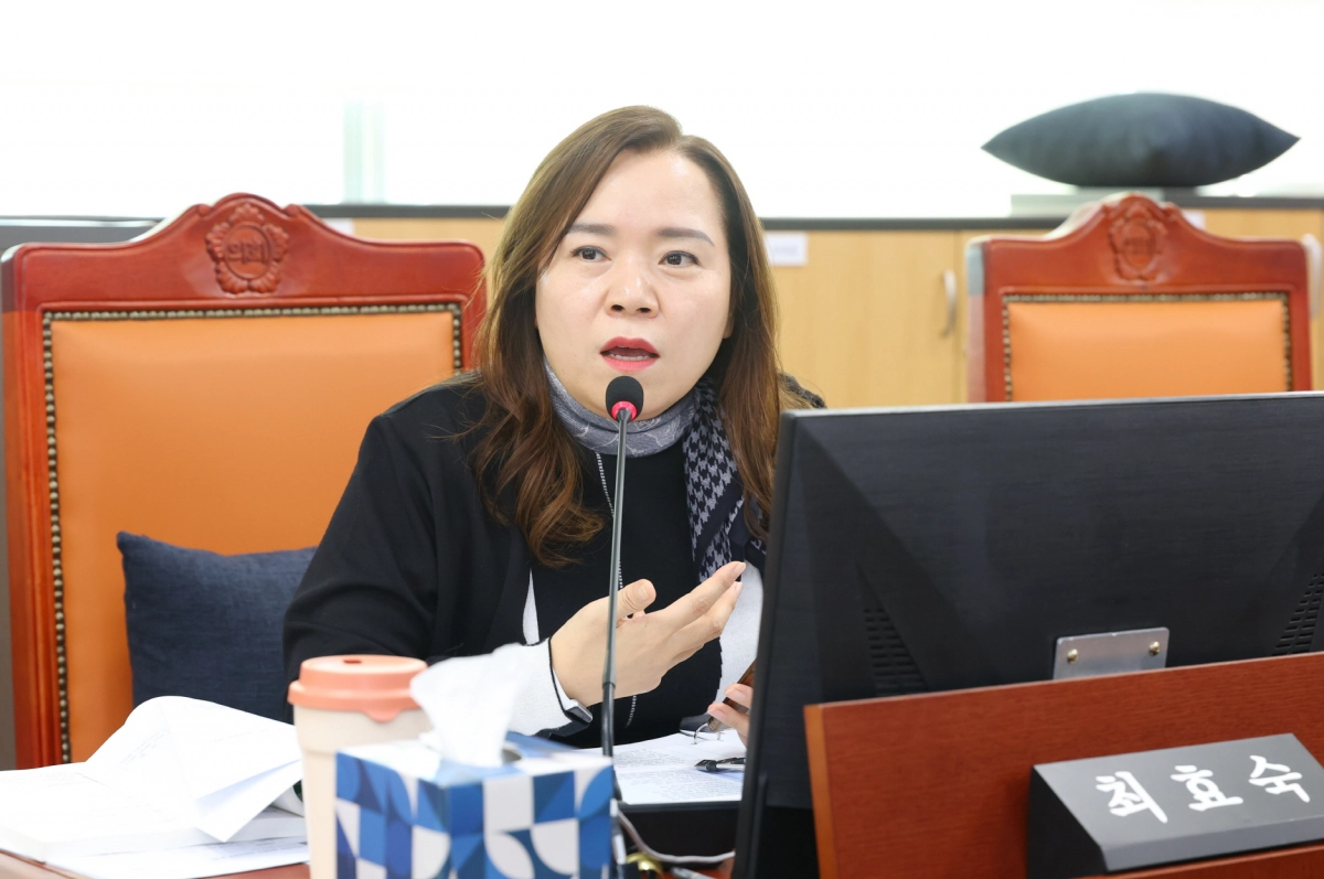 최효숙 의원이 13일 열린 ‘2025년 경기도의회 여성가족평생교육위원회 행정사무감사’에서 피감기관을 상대로 질의하고 있다.(사진=경기도의회)