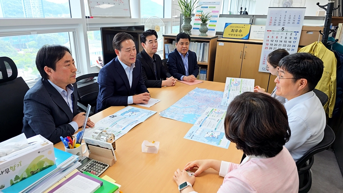 신영재(왼쪽 두번째) 홍천군수는 5월 19일 기획재정부를 찾아 용문~홍천 건설 사업의 당위성을 피력했다. 홍천군 제공