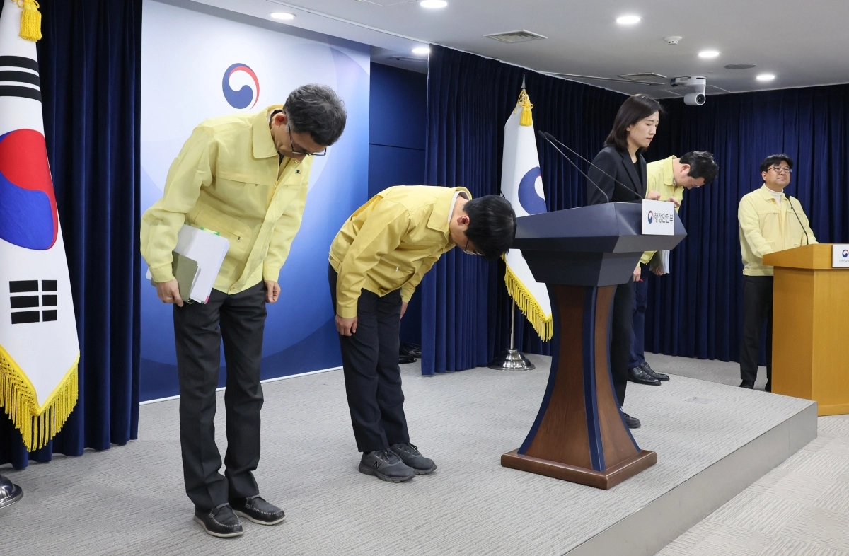 인사하는 김민재 중대본 1차장     (서울=연합뉴스) 이정훈 기자 = 김민재 중앙재난안전대책본부 제1차장(행정안전부 차관)이 6일 서울 종로구 정부서울청사에서 국가정보자원관리원 행정정보시스템 화재 관련 브리핑을 하기 전 인사하고 있다. 2025.11.6     uwg806@yna.co.kr
