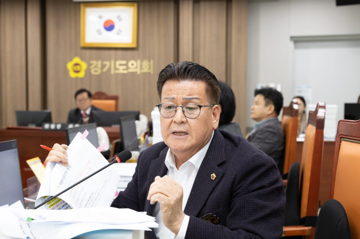 안명규 의원이 17일 열린 제387회 정례회 행정사무감사 종합감사에서 피감기관을 상대로 질의하고 있다.(사진=경기도의회)