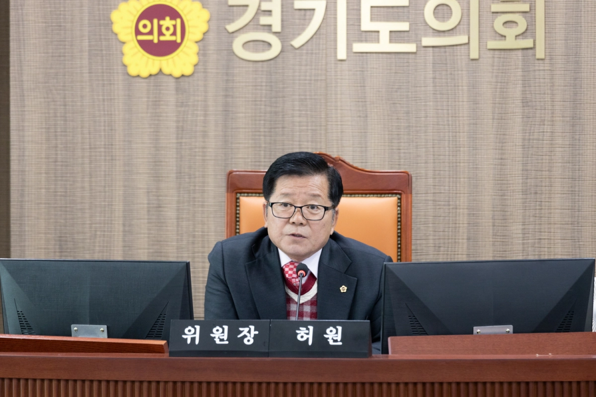 허원 위원장이 17일 열린 2025년 행정사무감사 종합감사에서 피감기관을 상대로 질의하고 있다.(사진=경기도의회)