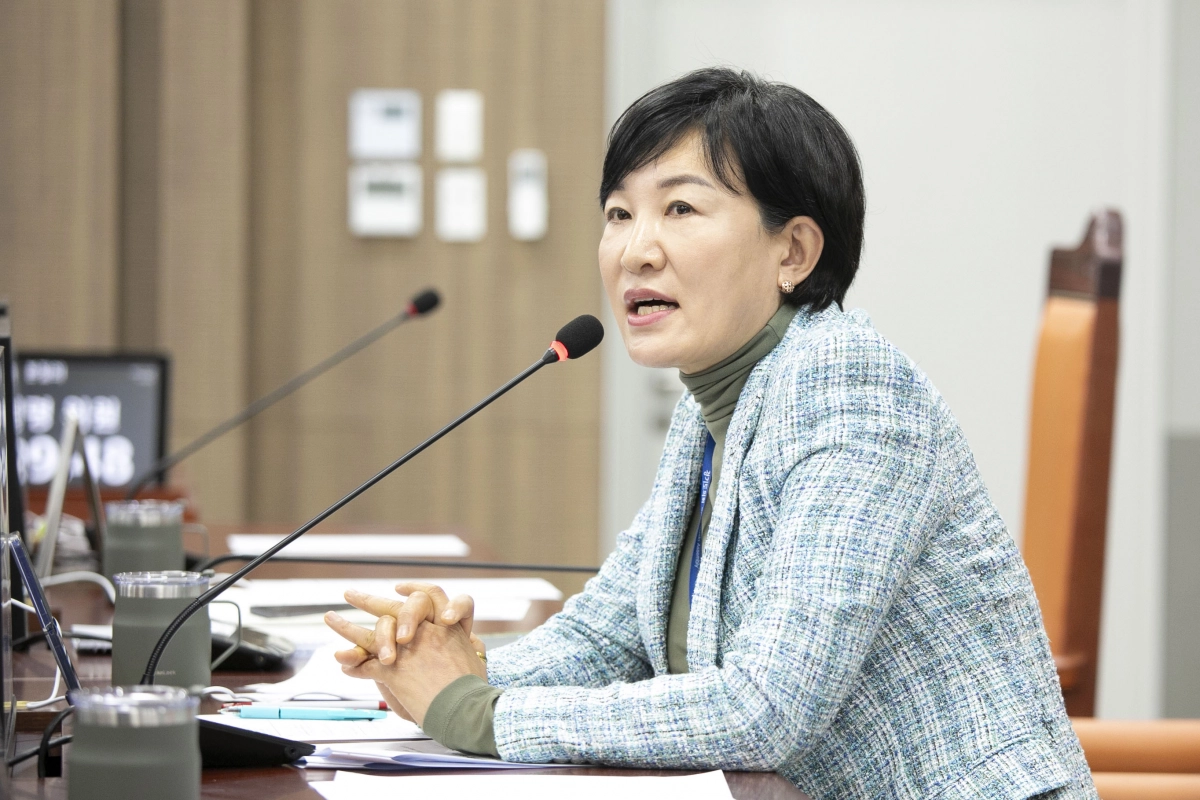 이채명 의원이 행정사무감사에서 피감기관을 상대로 질의하고 있다.(사진=경기도의회)