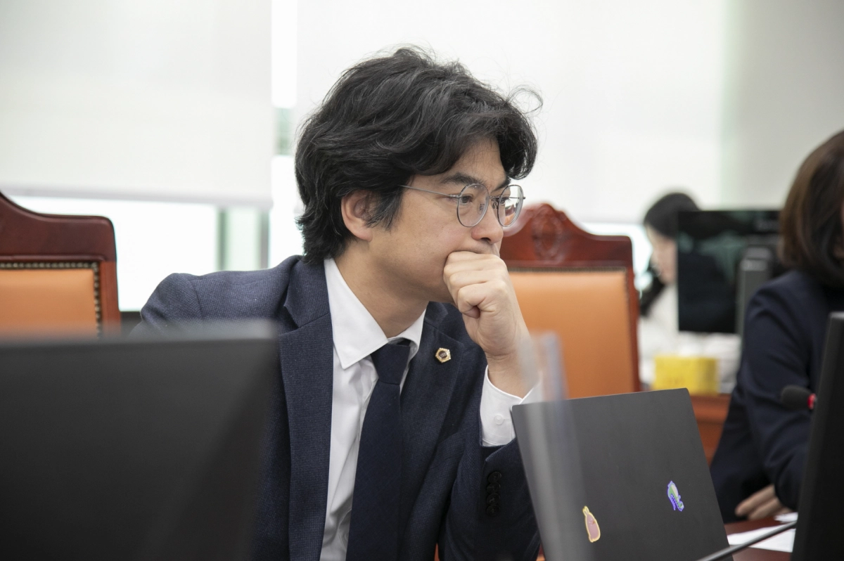 박상현 의원이 12일 경기도청 평화협력국에 대한 행정사무감사에서 피감기관을 상대로 질의하고 있다.(사진=경기도의회)